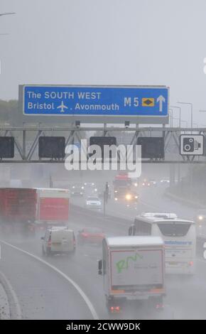 Bristol, Royaume-Uni. 30 septembre 2020. De fortes pluies conduisent à des pulvérisations et à des conditions de conduite difficiles sur l'autoroute de Bristol. Le temps humide est prévu pour le reste de la journée, ce qui conduit à un trajet difficile ce soir. Crédit : JMF News/Alay Live News Banque D'Images