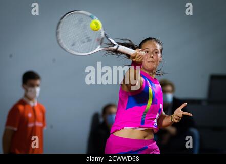 Daria Kasatkina, de Russie, en action lors de la première manche du tournoi de tennis Roland Garros 2020, Grand Chelem, le 29 septembre 2020 à Roland GA Banque D'Images