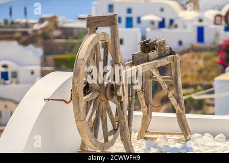 SANTORIN, GRÈCE - 2013 août. Ancienne roue spinnin en Grèce. Banque D'Images