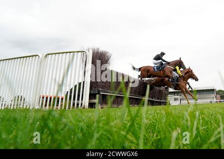 Presque Gold monté par Jockey T.J. O'Brien sur le chemin de gagner le Watch and Bet avec MansionBet Novice course de handicap Chase à l'hippodrome de Huntingdon. Banque D'Images