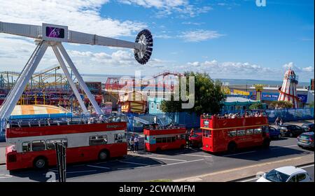 Bus touristiques à toit ouvert à l'extérieur du parc d'attractions Adventure Island, montrant le trajet de l'axe en cours. Banque D'Images