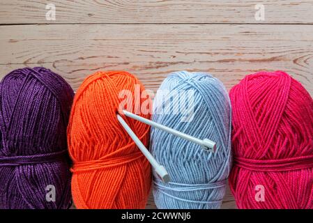 Quatre boules de laine à tricoter de couleur vive. Banque D'Images