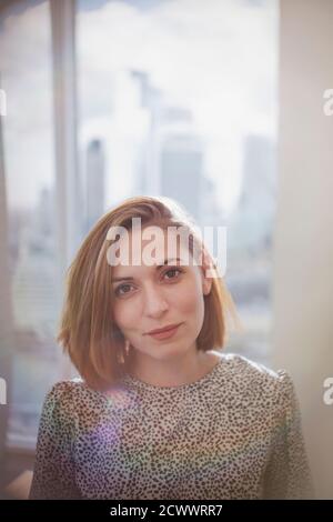 Portrait confident businesswoman in office Banque D'Images