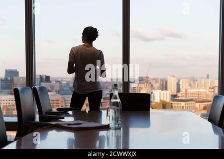 Femme d'affaires attentionnés avec vue sur la fenêtre du bureau Banque D'Images