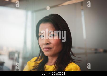 Portrait confident businesswoman in office Banque D'Images