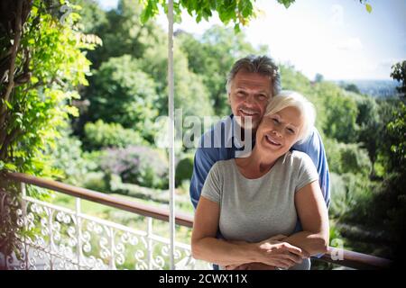 Portrait couple heureux ensergeant sur le balcon ensoleillé d'été Banque D'Images