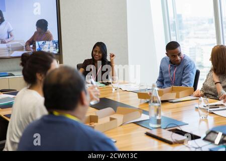 Les personnes en voyage d'affaires travaillent et déjeunent dans la salle de conférence Banque D'Images