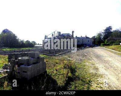 Septembre 2020 - des prolongements de bâtiments sont en cours de construction à Wyrésie Hall, Dolphinholme, Lancashire. La maison originale a été vendue par les fiduciaires de John Fenton Cawthorn en 1836 à Robert Garnet (1780-1852). En 1843-44, la maison a été réaménagée par Garnet aux dessins d'Edmund Sharpe (1809-77), y compris la démolition de l'avant ouest d'Adams. En même temps, l'intérieur a été complètement changé et redécoré. D'autres alteratyions ont eu lieu et la maison a été vendue en 1936 et divisée en appartements. En 2012, il a été converti en hôtel. Banque D'Images