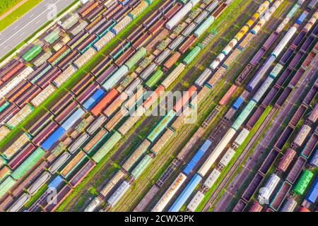 Chariot de transport de marchandises. Trains de marchandises colorés sur le site de tri de chemin de fer. Wagons avec marchandises sur chemin de fer. Industrie lourde, scène industrielle Banque D'Images