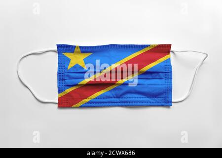 Masque avec drapeau de la République démocratique du Congo imprimé, sur fond blanc, isolé. Banque D'Images