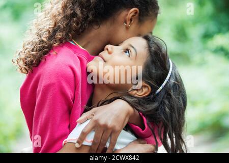 Gros plan, affectueux et mignonne, qui s'embrasse Banque D'Images