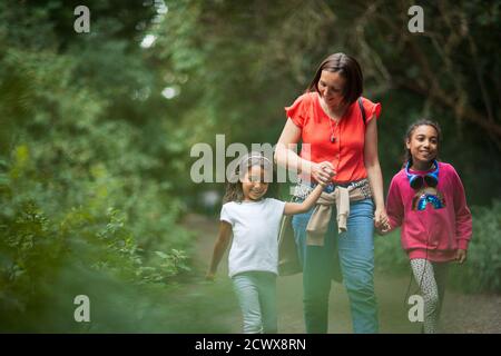 Mère et fille randonnée sur le sentier dans les bois Banque D'Images