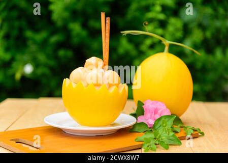 Bingsoo de melon avec du lait concentré sucré sur une table en bois Banque D'Images