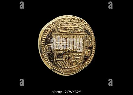 Gold Escudos réplique de la pièce de monnaie de Philip II (Felipe II) De l'Espagne couronné bouclier Obverset coupé et isolé sur Une image de photo d'arrière-plan noire Banque D'Images
