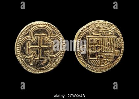 Gold Escudos réplique de pièce de monnaie de Philip II (Felipe II) De l'Espagne couronné bouclier Obverset Croix en quatrefoil coupe inversée et isolé sur un noir Banque D'Images