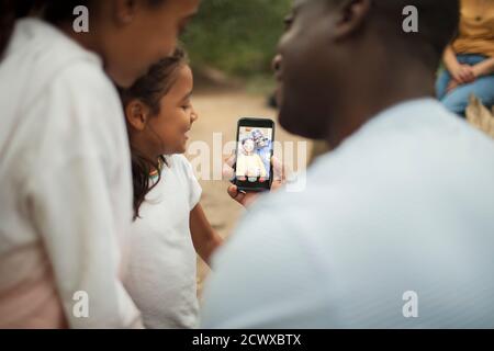 Chat vidéo familial avec les grands-parents sur l'écran du smartphone Banque D'Images