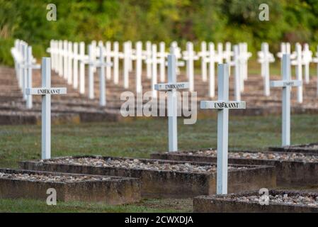 Gardelden, Allemagne. 15 septembre 2020. Dans le cimetière du mémorial de la grange d'Isenschnibe, il y a des croix blanches. Le 13 avril 1945, peu avant la fin de la guerre, plus de 1000 prisonniers de camp de concentration ont été conduits dans une grange et assassinés ici. La grange avait été incendiée par des soldats SS, des membres de la Wehrmacht, mais aussi des civils. Seuls quelques prisonniers de camp de concentration ont survécu au massacre. Credit: Stephan Schulz/dpa-Zentralbild/ZB/dpa/Alay Live News Banque D'Images