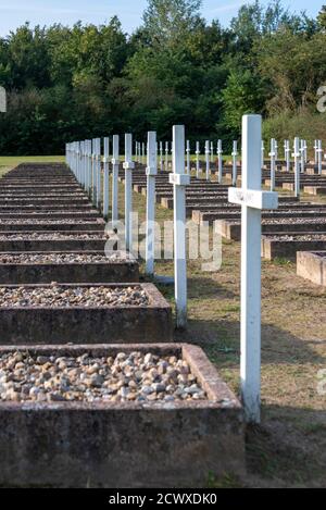 Gardelden, Allemagne. 15 septembre 2020. Dans le cimetière du mémorial de la grange d'Isenschnibe, il y a des croix blanches. Le 13 avril 1945, peu avant la fin de la guerre, plus de 1000 prisonniers de camp de concentration ont été conduits dans une grange et assassinés ici. La grange avait été incendiée par des soldats SS, des membres de la Wehrmacht, mais aussi des civils. Seuls quelques prisonniers de camp de concentration ont survécu au massacre. Credit: Stephan Schulz/dpa-Zentralbild/ZB/dpa/Alay Live News Banque D'Images