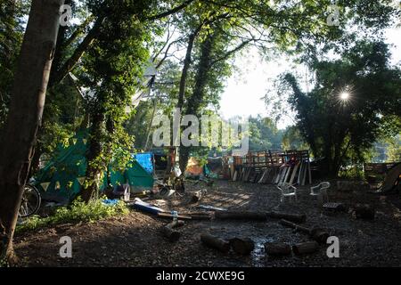 Denham, Royaume-Uni. 29 septembre 2020. Une section du camp de protection de Denham, qui a été créé par des militants anti-HS2. Les activistes de l'environnement continuent d'essayer d'empêcher ou de retarder les travaux pour la liaison ferroviaire à grande vitesse HS2 à partir d'une série de camps de protection situés le long de la route de la ligne entre Londres et Birmingham. Crédit : Mark Kerrison/Alamy Live News Banque D'Images