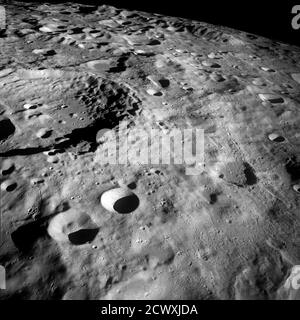 Luna surface de l'engin spatial Apollo 8 en août 1968, trois astronautes de la NASA ont reçu un appel leur demandant d'annuler leurs plans de vacances d'hiver — ils allaient sur la Lune. Cinquante ans plus tard, nous célébrons la mission historique d'Apollo 8: go.nasa.gov/2EDarq3 ( https://go.nasa.gov/2EDarq3 ) AS08-13-2244 (21-27 déc. 1968) --- cette vue d'Apollo 8 de la surface lunaire regarde vers le sud à 162 degrés de longitude ouest, montrant un terrain accidenté qui est caractéristique de l'hémisphère lunaire farside. Le grand cratère sur le côté gauche de la photo est d'environ 110 kilomètres (70 milles terrestres) dans di Banque D'Images