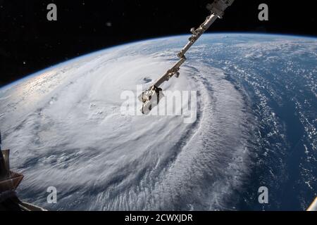 Vues spectaculaires de l'ouragan Florence depuis la station spatiale internationale depuis 9/12 l'ouragan Florence iss056e162175 (sept 12, 2018) --- des caméras à l'extérieur de la Station spatiale internationale ont pris une vue saisissante et sombre de l'ouragan Florence le matin du 12 septembre, alors qu'il a traversé l'Atlantique dans une direction ouest-nord-ouest avec des vents de 130 milles à l'heure. Le National Hurricane Center prévoit un renforcement supplémentaire pour Florence avant d'atteindre les côtes de Caroline du Nord et de Caroline du Sud au début du vendredi 14 septembre. Banque D'Images