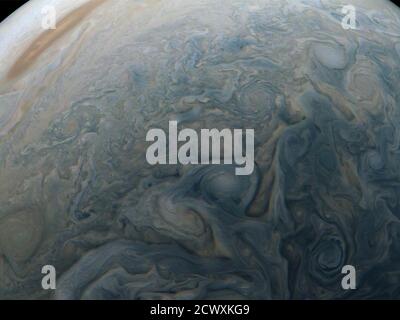 Jovian Swirls les nuages dans un jet d'eau de Jovian, appelé Jet N5, tourbillonnent au centre de cette image rehaussée de couleurs de l'engin spatial Juno de la NASA. Un ovale marron, connu sous le nom de « barge brune », est visible dans la région North North North Temperate Belt, dans la partie supérieure gauche de l'image. Cette image a été prise à 8 h 58 HAE le 6 septembre 2018 alors que l'engin spatial effectuait son 15e survol rapproché de Jupiter. À l'époque, Juno était à 7,600 milles (12,300 kilomètres) des sommets nuagés de la planète, au-dessus d'une latitude nord d'environ 52 degrés. Brian Swift et Seán Doran, scientifiques, ont créé cette image à l'aide de données Banque D'Images