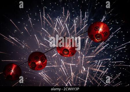 Lanternes chinoises avec le fond de feux d'artifice colorés tourné pour célébrer le nouvel an Banque D'Images