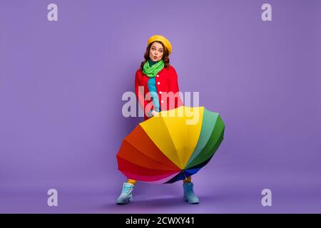 Vue sur toute la longueur de la taille du corps belle jolie jolie jolie gaie fille à cheveux ondulés tenant dans les mains arc-en-ciel envoi de parasol baiser d'air Banque D'Images