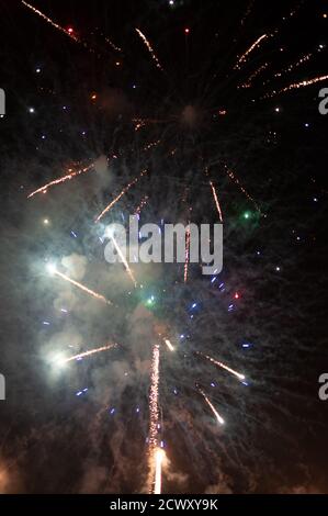 Lanternes chinoises avec le fond de feux d'artifice colorés tourné pour célébrer le nouvel an Banque D'Images