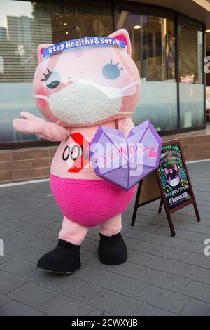 Koronon, une mascotte japonaise anti-coronavirus pour chats, fait prendre conscience du virus Corona (Covid-19) à Ikebukuro, Tokyo.Koronon, une mascotte japonaise anti-coronavirus pour chats, qui met en avant des masques jetables et sensibilise les piétons aux vagues du coronavirus (Covid-19) à Ikebukuro, Tokyo. Koronon peut également être réservé pour visiter des écoles et des entreprises pour partager son message sur l'hygiène et d'autres mesures de lutte contre Covid-19. Banque D'Images