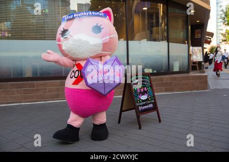 Koronon, une mascotte japonaise anti-coronavirus pour chats, fait prendre conscience du virus Corona (Covid-19) à Ikebukuro, Tokyo.Koronon, une mascotte japonaise anti-coronavirus pour chats, qui met en avant des masques jetables et sensibilise les piétons aux vagues du coronavirus (Covid-19) à Ikebukuro, Tokyo. Koronon peut également être réservé pour visiter des écoles et des entreprises pour partager son message sur l'hygiène et d'autres mesures de lutte contre Covid-19. Banque D'Images