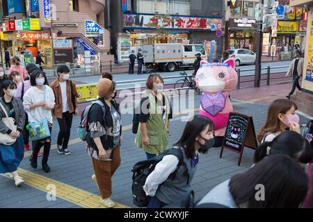 Koronon, une mascotte japonaise anti-coronavirus pour chats, fait prendre conscience du virus Corona (Covid-19) à Ikebukuro, Tokyo.Koronon, une mascotte japonaise anti-coronavirus pour chats, qui met en avant des masques jetables et sensibilise les piétons aux vagues du coronavirus (Covid-19) à Ikebukuro, Tokyo. Koronon peut également être réservé pour visiter des écoles et des entreprises pour partager son message sur l'hygiène et d'autres mesures de lutte contre Covid-19. Banque D'Images