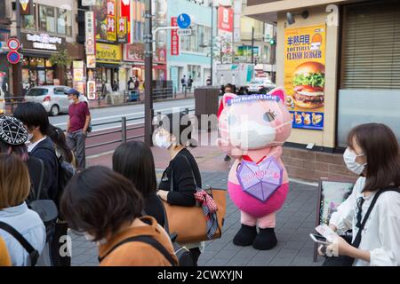 Koronon, une mascotte japonaise anti-coronavirus, qui fait des vagues sur les piétons portant des masques à Ikebukuro, Tokyo.Koronon, une mascotte japonaise anti-coronavirus, qui remet des masques jetables et sensibilise les piétons aux vagues du coronavirus (Covid-19) à Ikebukuro, Tokyo. Koronon peut également être réservé pour visiter des écoles et des entreprises pour partager son message sur l'hygiène et d'autres mesures de lutte contre Covid-19. Banque D'Images