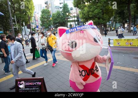 Koronon, une mascotte japonaise anti-coronavirus pour chats, fait prendre conscience du virus Corona (Covid-19) à Ikebukuro, Tokyo.Koronon, une mascotte japonaise anti-coronavirus pour chats, qui met en avant des masques jetables et sensibilise les piétons aux vagues du coronavirus (Covid-19) à Ikebukuro, Tokyo. Koronon peut également être réservé pour visiter des écoles et des entreprises pour partager son message sur l'hygiène et d'autres mesures de lutte contre Covid-19. Banque D'Images