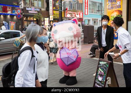 Koronon, une mascotte japonaise anti-coronavirus sur les piétons portant des masques faciaux.Koronon, une mascotte japonaise anti-coronavirus pour chats, qui remet des masques faciaux jetables et sensibilise les piétons aux vagues du coronavirus (Covid-19) à Ikebukuro, Tokyo. Koronon peut également être réservé pour visiter des écoles et des entreprises pour partager son message sur l'hygiène et d'autres mesures de lutte contre Covid-19. Banque D'Images