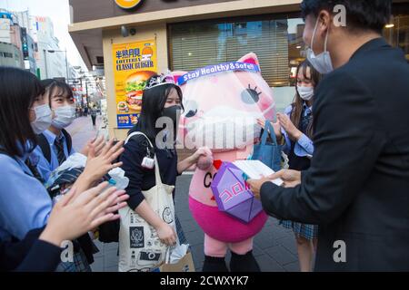 Koronon, une mascotte japonaise anti-coronavirus pour chats, interagit avec un groupe de jeunes filles portant des masques faciaux à Ikebukuro, Tokyo.Koronon, une mascotte japonaise anti-coronavirus pour chats, qui remet des masques jetables et sensibilise les piétons aux vagues du coronavirus (Covid-19) à Ikebukuro, Tokyo. Koronon peut également être réservé pour visiter des écoles et des entreprises pour partager son message sur l'hygiène et d'autres mesures de lutte contre Covid-19. Banque D'Images