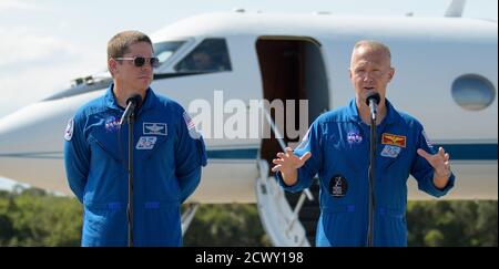 Le 20 mai 2020, les astronautes de la NASA Robert Behnken et Douglas Hurley sont arrivés au Kennedy Space Center en Floride pour se préparer à la mission Demo-2 de SpaceX, le premier lancement avec équipage à l'aide du vaisseau spatial Crew Dragon et de la fusée Falcon 9 vers la Station spatiale internationale dans le cadre du programme commercial Crew de la NASA. Banque D'Images
