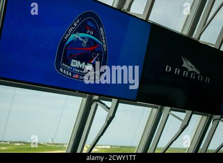 Le 30 mai 2020, la mission SpaceX Demo-2 de la NASA a été lancée avec succès depuis le Kennedy Space Center, en Floride, transportant les astronautes Douglas Hurley et Robert Behnken à bord du vaisseau spatial Crew Dragon de SpaceX sur la fusée Falcon 9. Il s'agissait de la première mission avec équipage pour le programme commercial Crew Program de SpaceX, à destination de la Station spatiale internationale. Banque D'Images