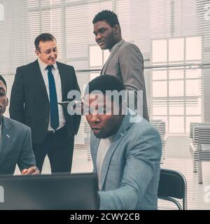 l'équipe multinationale travaille au bureau. Banque D'Images