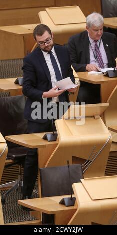 Oliver Mundell, conservateur écossais, est invité à quitter la Chambre par le président de séance au sujet des commentaires sur le premier ministre, au cours des questions d'actualité au Parlement écossais à Holyrood, Édimbourg. Banque D'Images