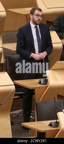 Oliver Mundell, conservateur écossais, est invité à quitter la Chambre par le président de séance au sujet des commentaires sur le premier ministre, au cours des questions d'actualité au Parlement écossais à Holyrood, Édimbourg. Banque D'Images