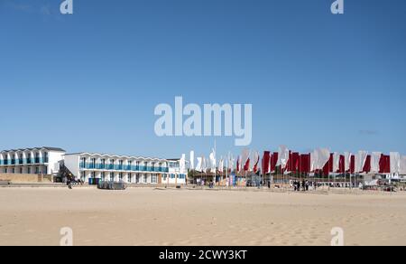 Dans Memorium Covid art installation par Luke Jerrum sur le plage Plage sur Sandbanks près de Poole Dorset avec des cabanes de plage en arrière-plan Banque D'Images