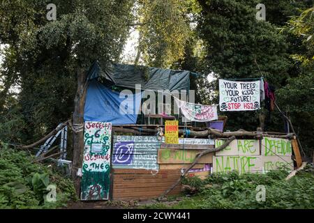 Denham, Royaume-Uni. 29 septembre 2020. L'entrée du camp de protection de Denham, qui a été créé par des militants anti-HS2. Les activistes de l'environnement continuent d'essayer d'empêcher ou de retarder les travaux pour la liaison ferroviaire à grande vitesse HS2 à partir d'une série de camps de protection situés le long de la route de la ligne entre Londres et Birmingham. Crédit : Mark Kerrison/Alamy Live News Banque D'Images