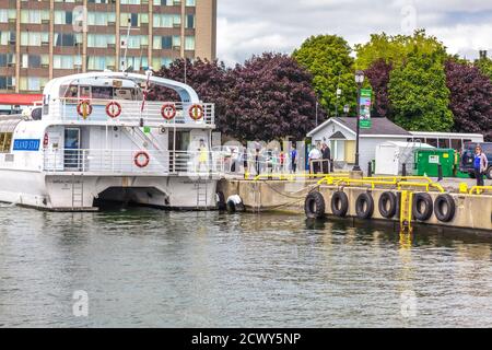 Kingston Waterfront, Ontario, Canada, août 2014 - les passagers font la queue pour monter à bord d'un bateau de croisière amarré au quai Banque D'Images