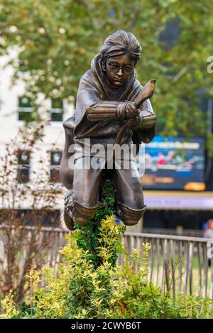 Londres, Royaume-Uni. 30 septembre 2020. Une nouvelle statue de Harry Potter à Leicester Square, Londres, qui a rejoint les huit autres statues de film déjà exposées là-bas. Crédit : Dave Rushen/SOPA Images/ZUMA Wire/Alay Live News Banque D'Images