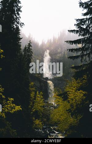 Automne chute d'eau dans le nord de la Suède Banque D'Images