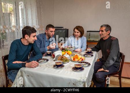 Artak Mkrtchyan, participant au projet de paix du YMCA, et son frère vivent avec ses parents dans la petite ville de Martouni, dans le Haut-Karabakh, à environ cinq kilomètres de la ligne de front. La République du Caucase est combattue entre l'Arménie et l'Azerbaïdjan. Banque D'Images