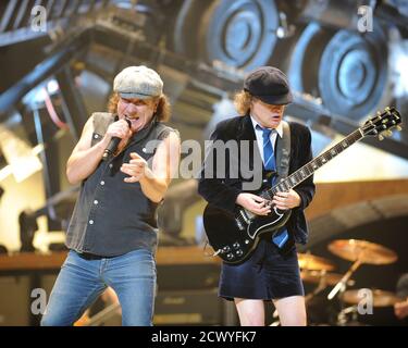 **PHOTO DE FICHIER** AC/DC se réunir avec le nouvel album sur le chemin. SUNRISE, FL - 20 DÉCEMBRE : Brian Johnson et Angus Young de AC/DC se produit au Bank Atlantic Centre le 20 décembre 2008 à Sunrise Florida. Crédit : mpi04/MediaPunch Banque D'Images