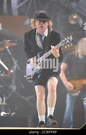 **PHOTO DE FICHIER** AC/DC se réunir avec le nouvel album sur le chemin. SUNRISE, FL - 20 DÉCEMBRE : Angus Young de AC/DC se produit au Bank Atlantic Centre le 20 décembre 2008 à Sunrise Florida. Crédit : mpi04/MediaPunch Banque D'Images