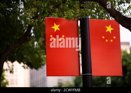 Huzhou, Chine 2020 septembre 28 : drapeaux de la République populaire de Chine dans la rue, accrochés sur une route lors de la célébration de la Journée nationale à Huzhou, Chine Banque D'Images